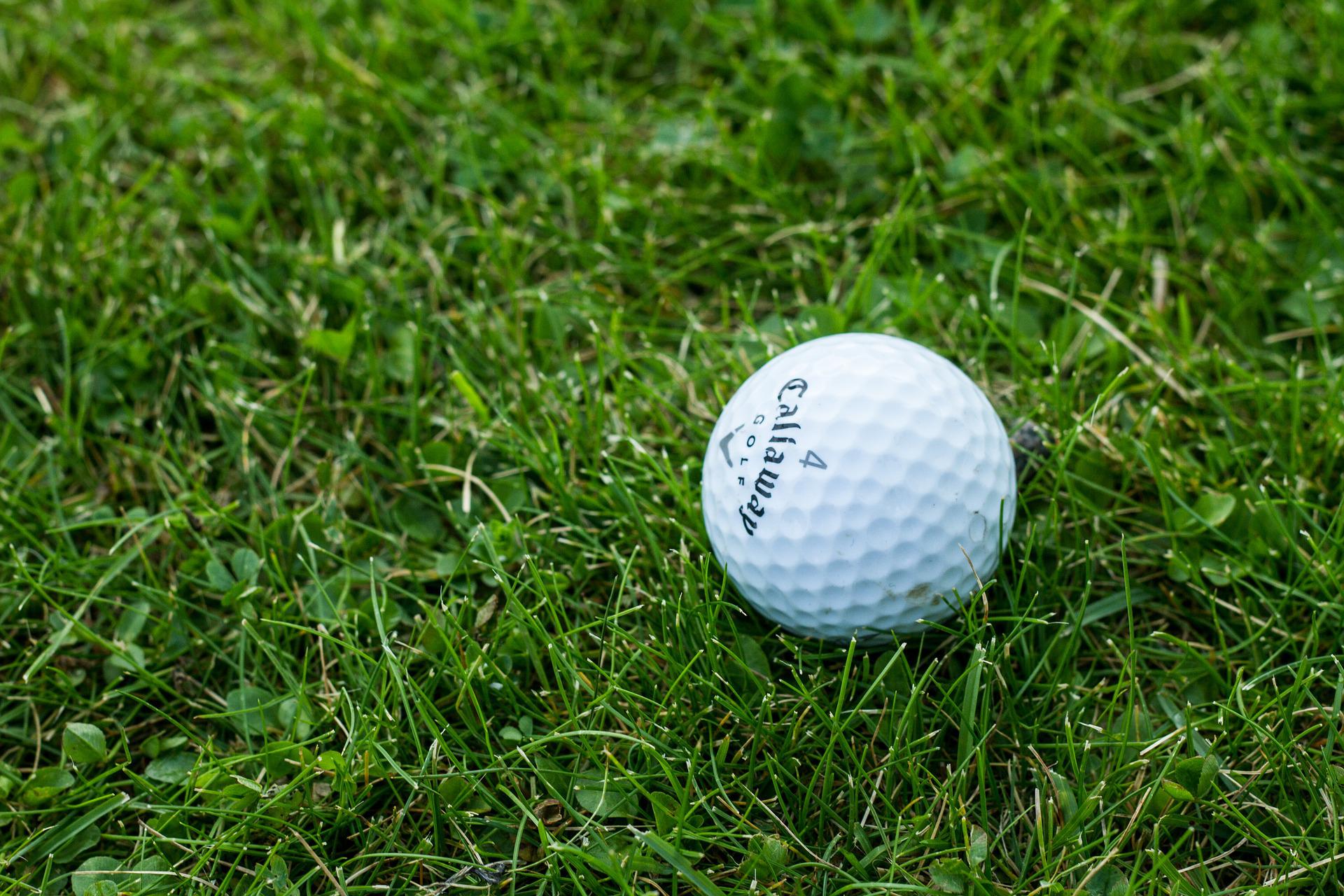 Golfball auf grüner Wiese