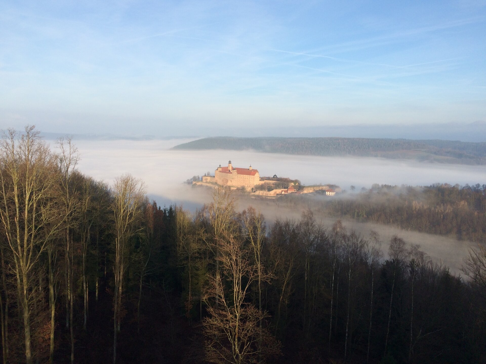 Blick auf die Plassenburg im Nebel