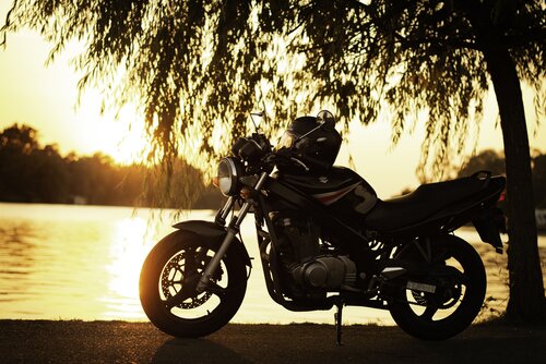 Motorrad im Sonnenuntergang